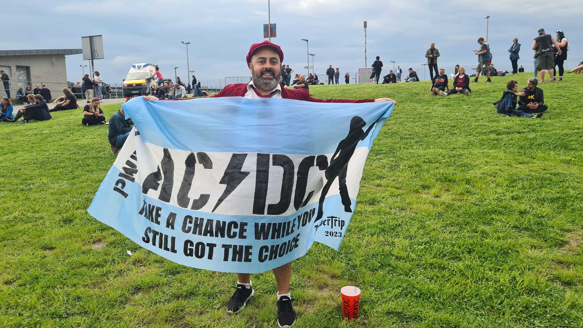 AC/DC-Fan Christian aus Argentinien auf Schalke: Die blau-weißen Farben aus Argentinien präsentiert er stolz.