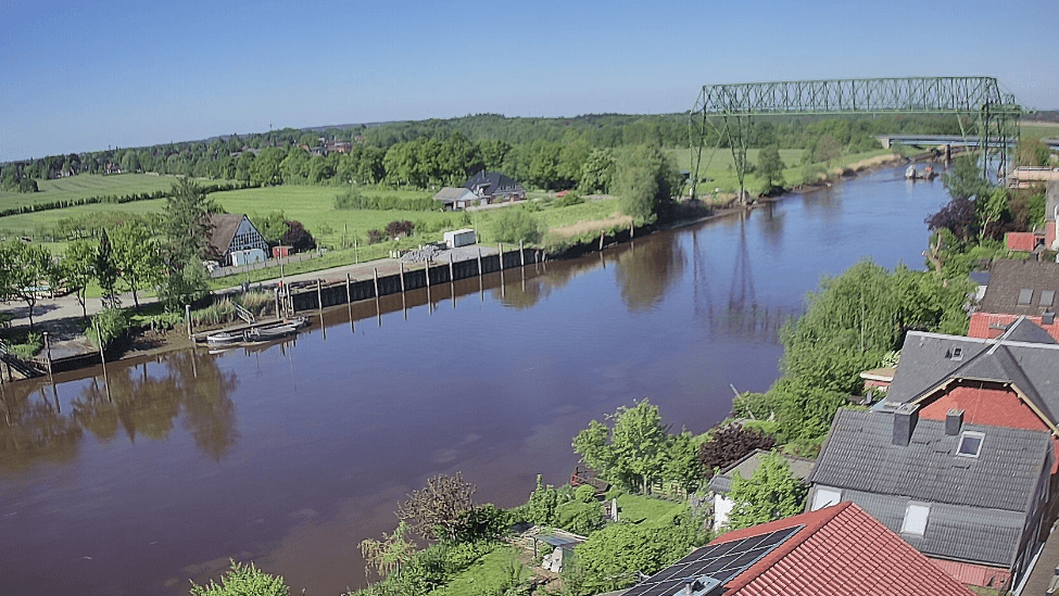 Eine Webcam zeigt Livebilder der Schwebefähre Osten-Hemmoor. Auf den Bildern will die Anruferin einen Gegenstand im Wasser treibend entdeckt haben.