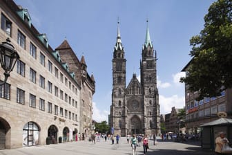 Die Fußgängerzone vor der Lorenzkirche (Archivbild): Viele Einkaufstouristen dürften bald in die Stadt kommen.