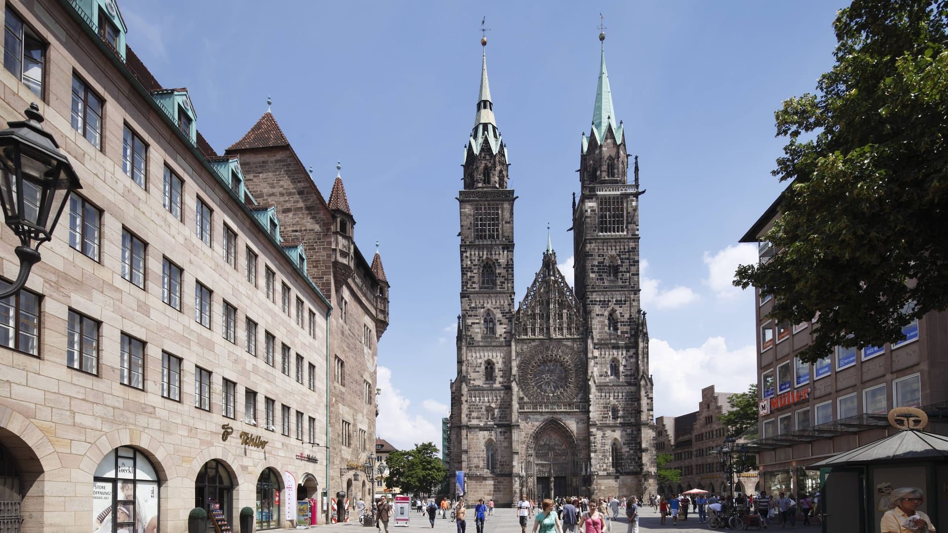 Die Fußgängerzone vor der Lorenzkirche (Archivbild): Viele Einkaufstouristen dürften bald in die Stadt kommen.