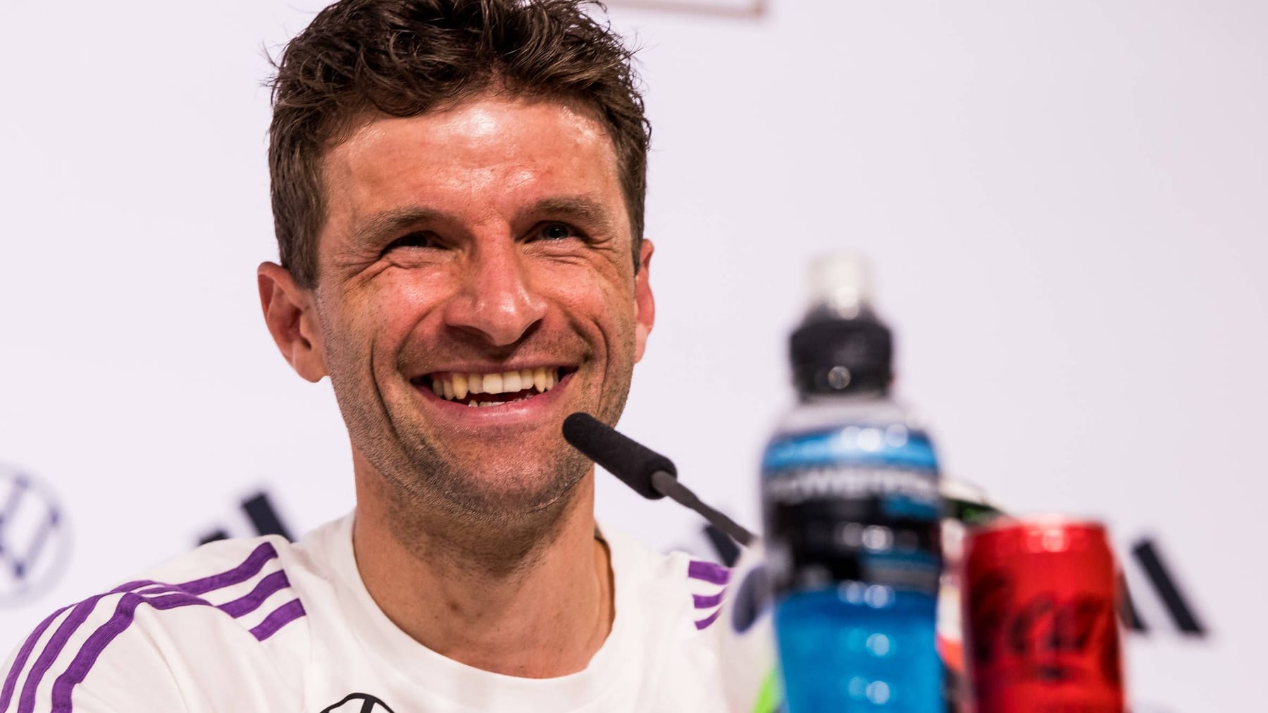 Thomas Müller se encarga de la rueda de prensa para reírse