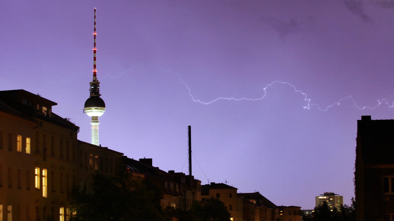 Bildnummer: 54591367 Datum: 21.06.2005 Copyright: imago/Fabian MatzerathEin Blitz zieht sich am Dienstag Abend (21.06.2005) in Berlin über den Stadtteil Mitte zum Fernsehturm am Alexanderplatz. Nach den schwülen Temperaturen der vergangenen Tage brechen sich die ersten Wärmegewitter Bahn. ACHTUNG: Das Foto ist mit der AutoTonwertkorrektur bearbeitet und oben dunkler gemacht. Sommergewitter Berlin kbdig xkg 2005 quer Aufmacher o0 Gewitter, Wetter, Totale