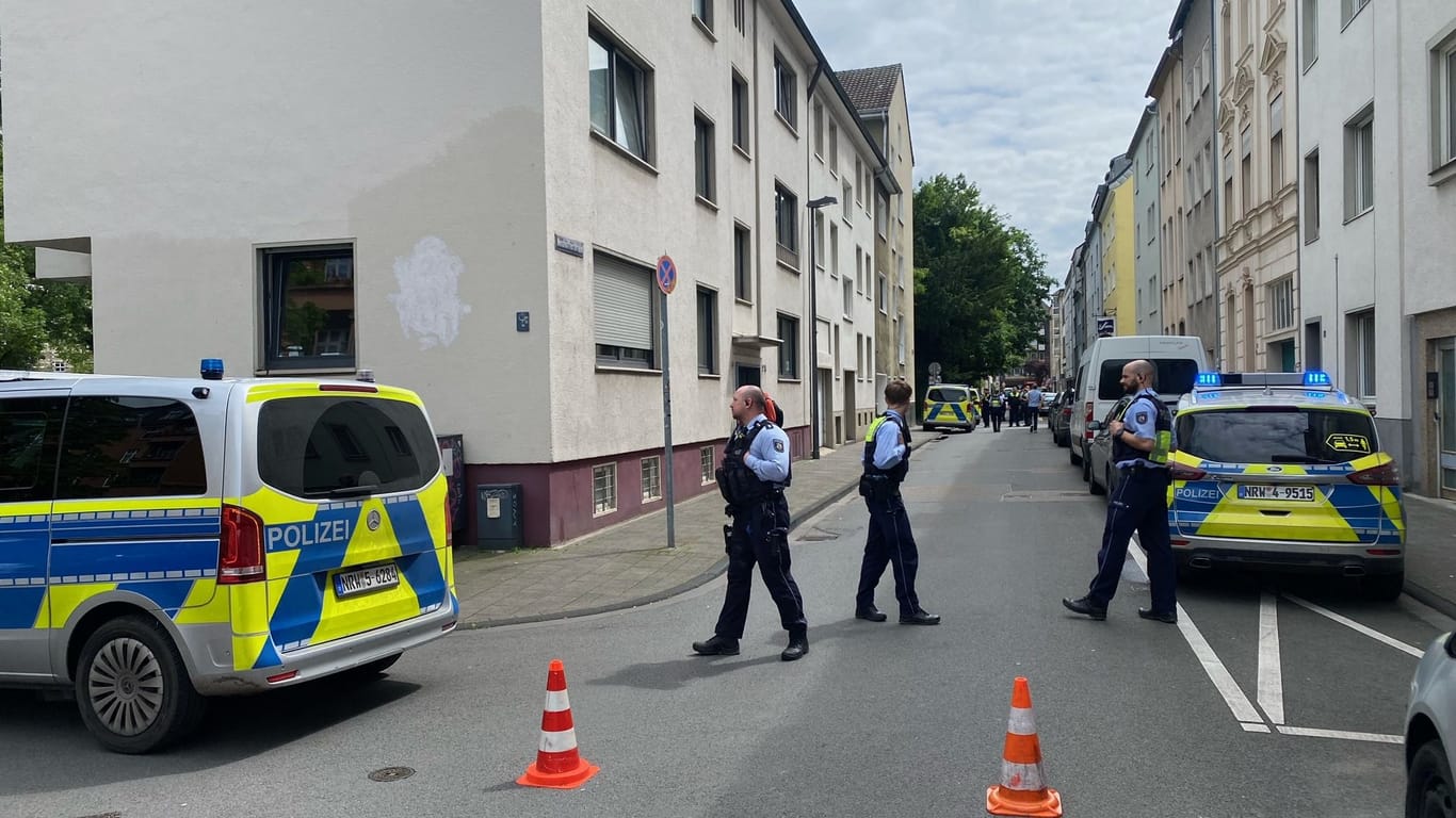 Ein Blaulicht der Polizei leuchtet auf (Symbolbild). In Köln-Deutz hat eine Frau Beamten mit einem Messer bedroht.