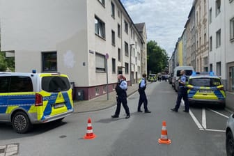 Ein Blaulicht der Polizei leuchtet auf (Symbolbild). In Köln-Deutz hat eine Frau Beamten mit einem Messer bedroht.