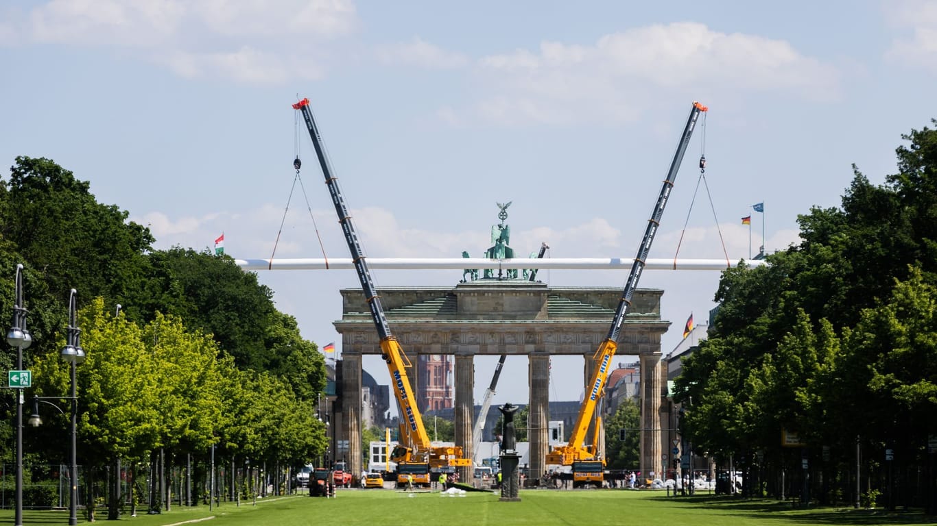 Vor dem Brandenburger Tor wird ein Fußballtor aufgebaut: Mit dieser aufwendigen Installation will sich Berlin während der EM visuell präsentieren und für die Stadt werben.