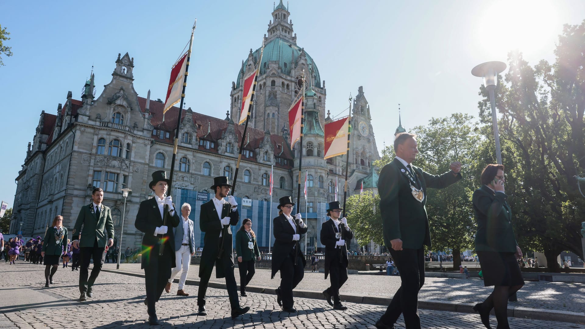 Schützenvereine ziehen durch Hannover: Der Schützenausmarsch startet am Neuen Rathaus.