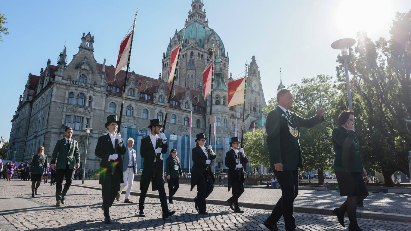 Schützenvereine ziehen durch Hannover: Der Schützenausmarsch startet am Neuen Rathaus.