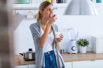 Frau isst einen Joghurt