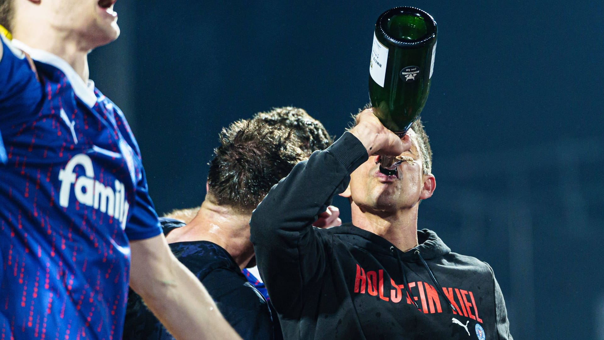 Holstein-Trainer Marcel Rapp nimmt einen kräftigen Schluck aus der Flasche: Die Kieler sind am Samstagabend in die Bundesliga aufgestiegen.