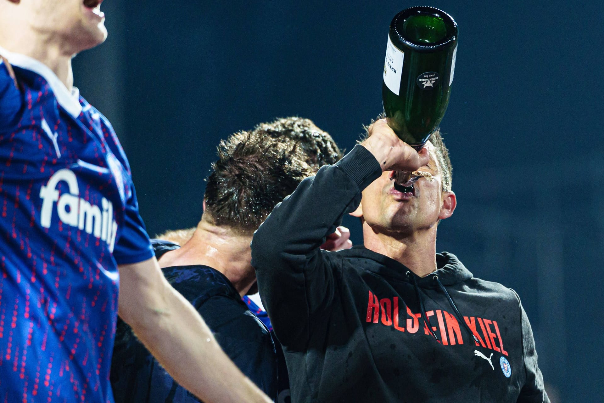 Holstein-Trainer Marcel Rapp nimmt einen kräftigen Schluck aus der Flasche: Die Kieler sind am Samstagabend in die Bundesliga aufgestiegen.