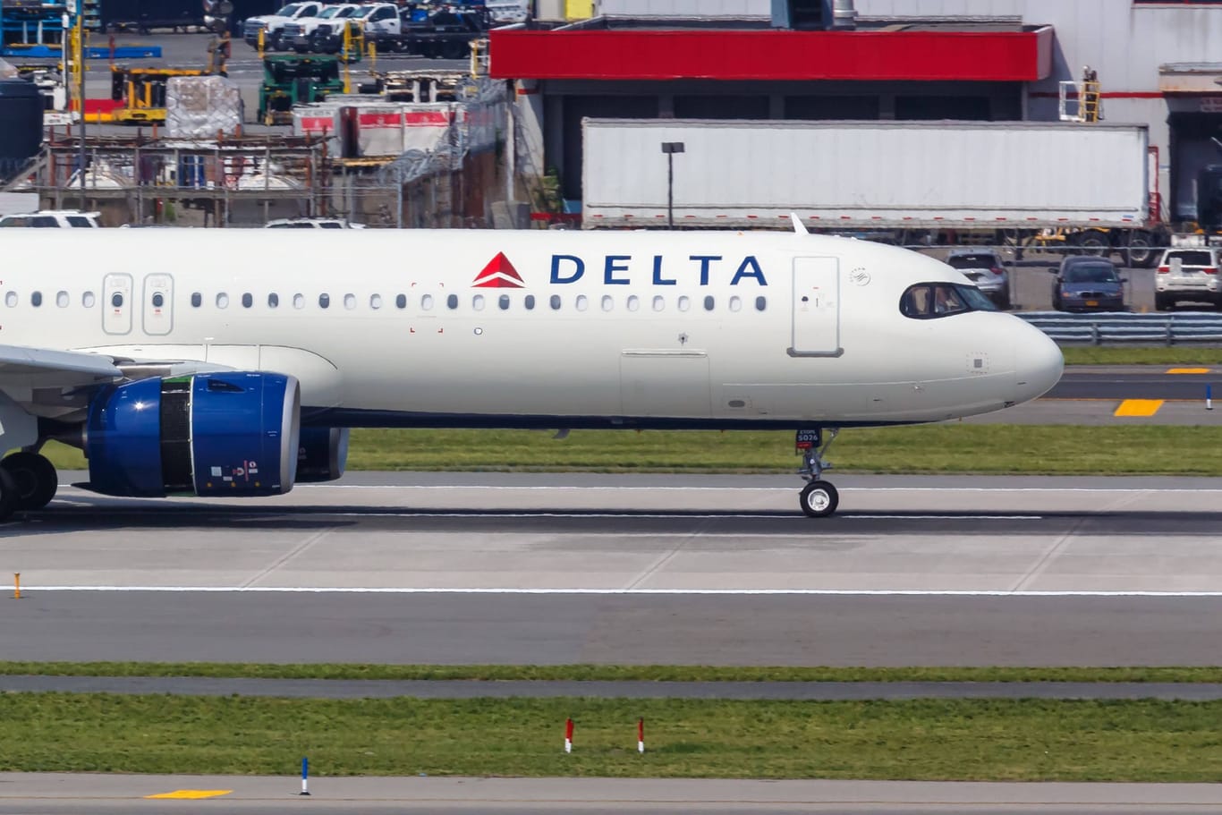 Ein Airbus A321neo der Delta Airlines (Archivbild): Am Flughafen von Seattle fingt eine Maschine nach der Landung Feuer.