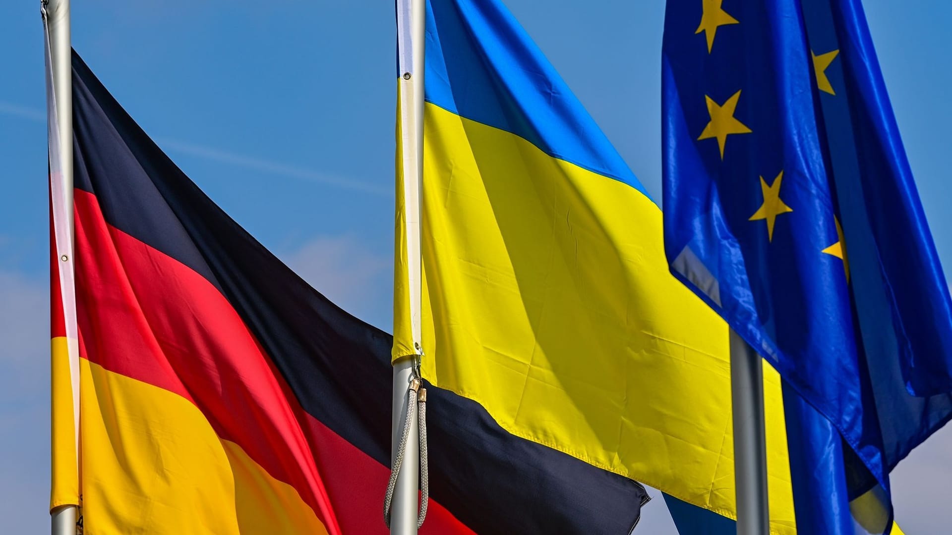 Fahnen von Deutschland, Ukraine und EU