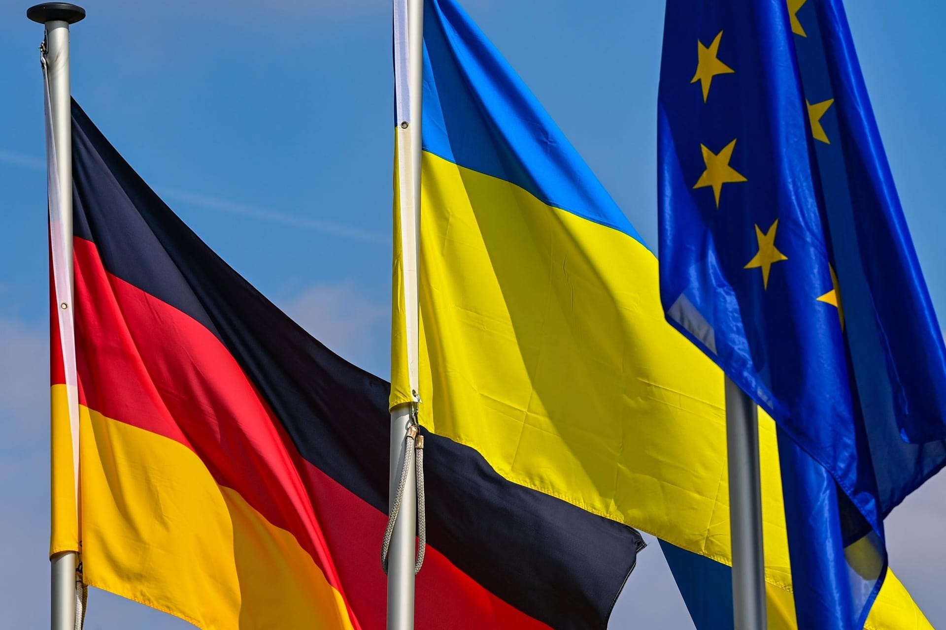 Fahnen von Deutschland, Ukraine und EU