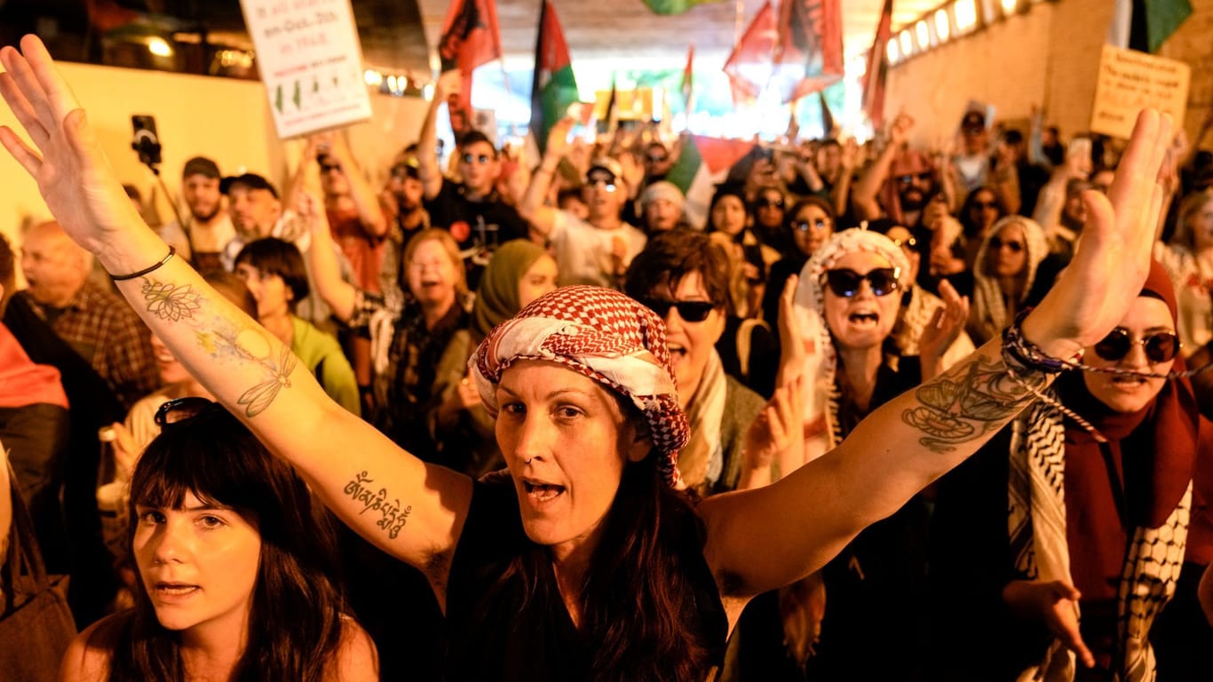 Pro-Palästina-Demonstranten in Berlin: In Charlottenburg kamen weniger als zunächst erwartet.