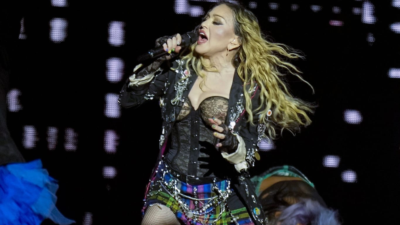Sängerin Madonna auf der Bühne.