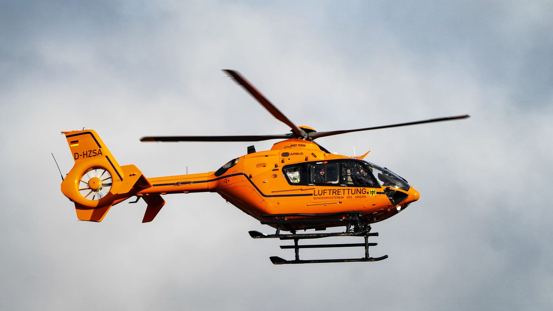 Ein Rettungshubschrauber über dem Ruhrgebiet (Symbolfoto): In Bottrop kam es am Mittwochabend zu einem schweren Unfall.