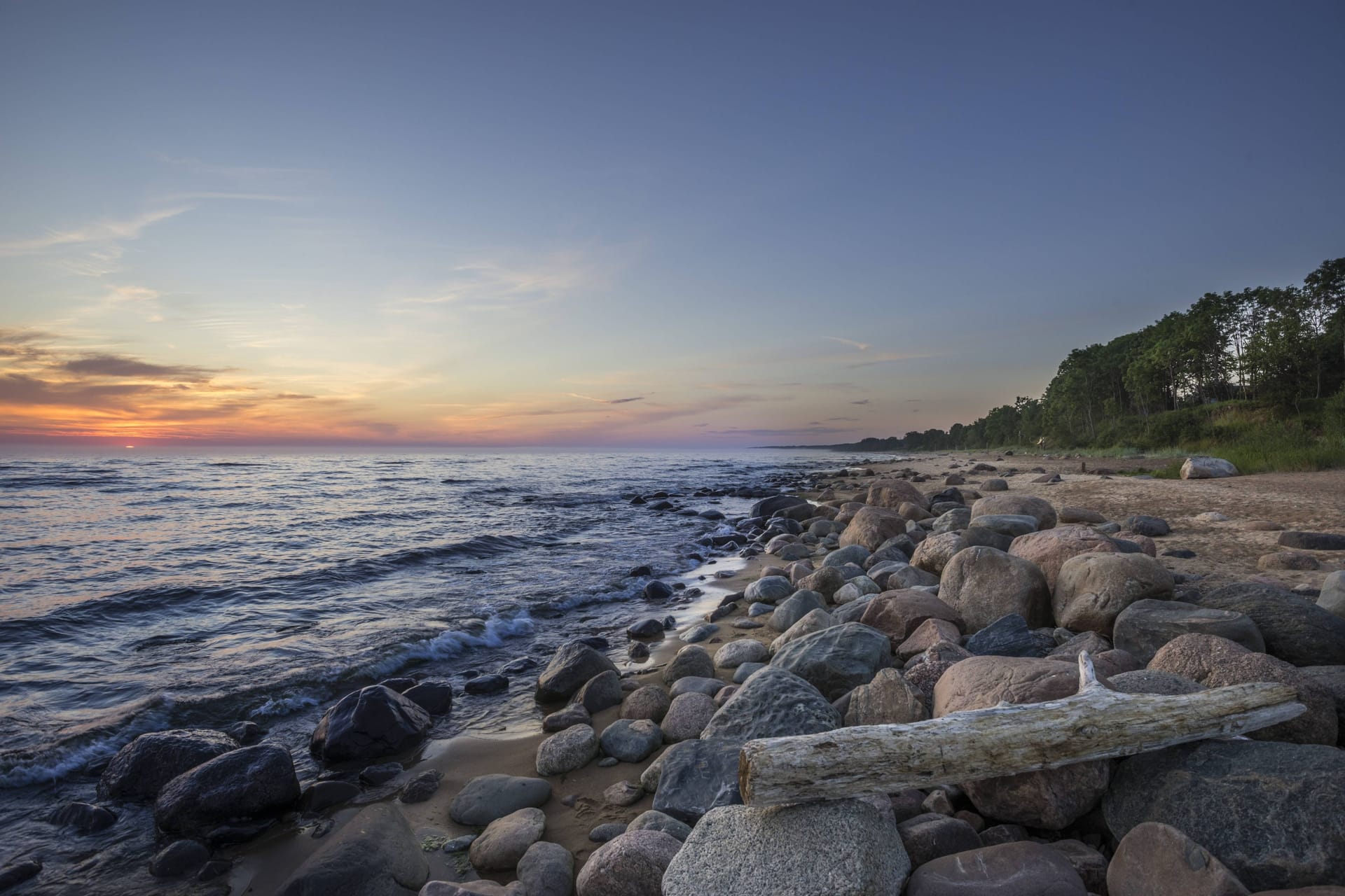 Lettland: Abendrot über der Ostseeküste des Rigaischen Meerbusen.