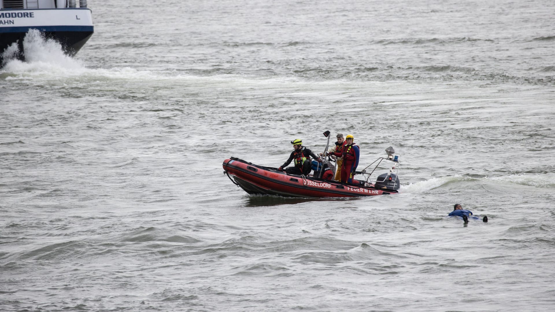 Rettungsübung der Feuerwehr Düsseldorf am Rhein (Archivbild).