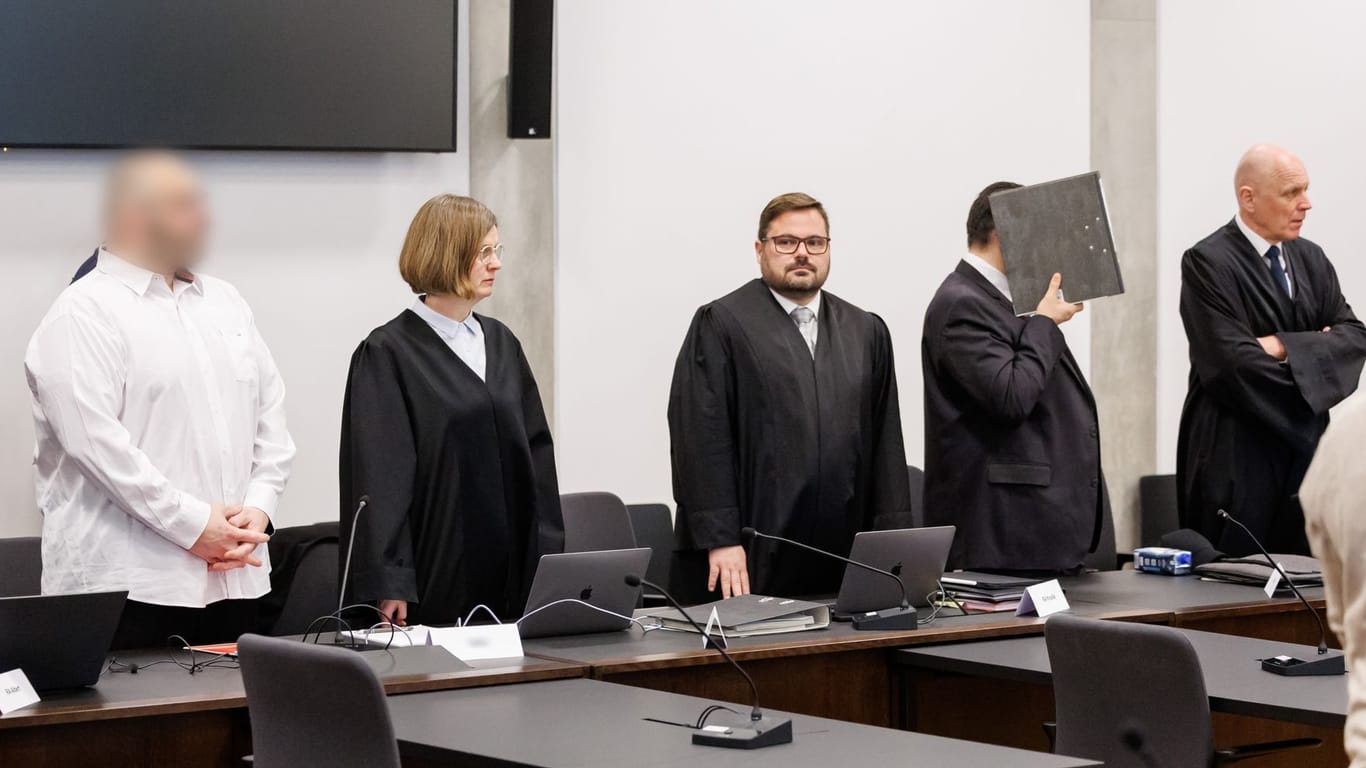Zwei wegen Mordes angeklagte Männer (2.v.l.) und (2.v.r.) stehen zu Prozessbeginn im Sitzungssaal im Landgericht Nürnberg-Fürth (Archivbild): Nun wurde auch ein Zeuge festgenommen.