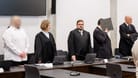 Zwei wegen Mordes angeklagte Männer (2.v.l.) und (2.v.r.) stehen zu Prozessbeginn im Sitzungssaal im Landgericht Nürnberg-Fürth (Archivbild): Nun wurde auch ein Zeuge festgenommen.