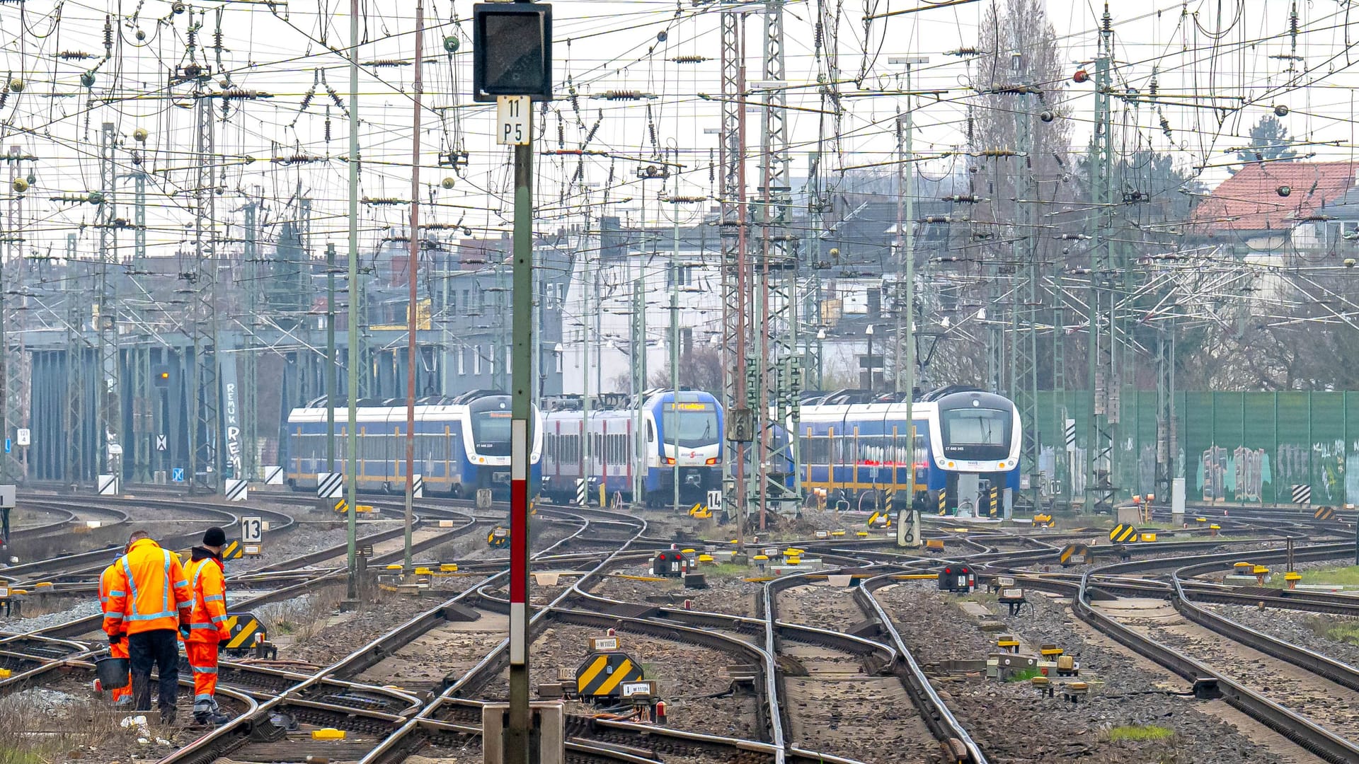Arbeiter stehen auf den Gleisen vor dem Bremer Hauptbahnhof (Archivbild): Man arbeite mit Hochdruck an der Beseitigung der Störung.
