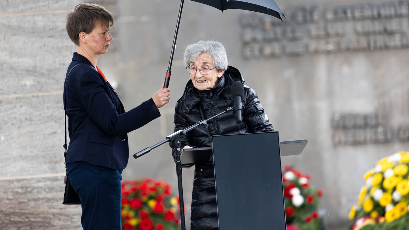 Janine Marx-Moyse hält eine Rede in Bergen-Belsen: Die Französin hat das Konzentrationslager als Kind überlebt.