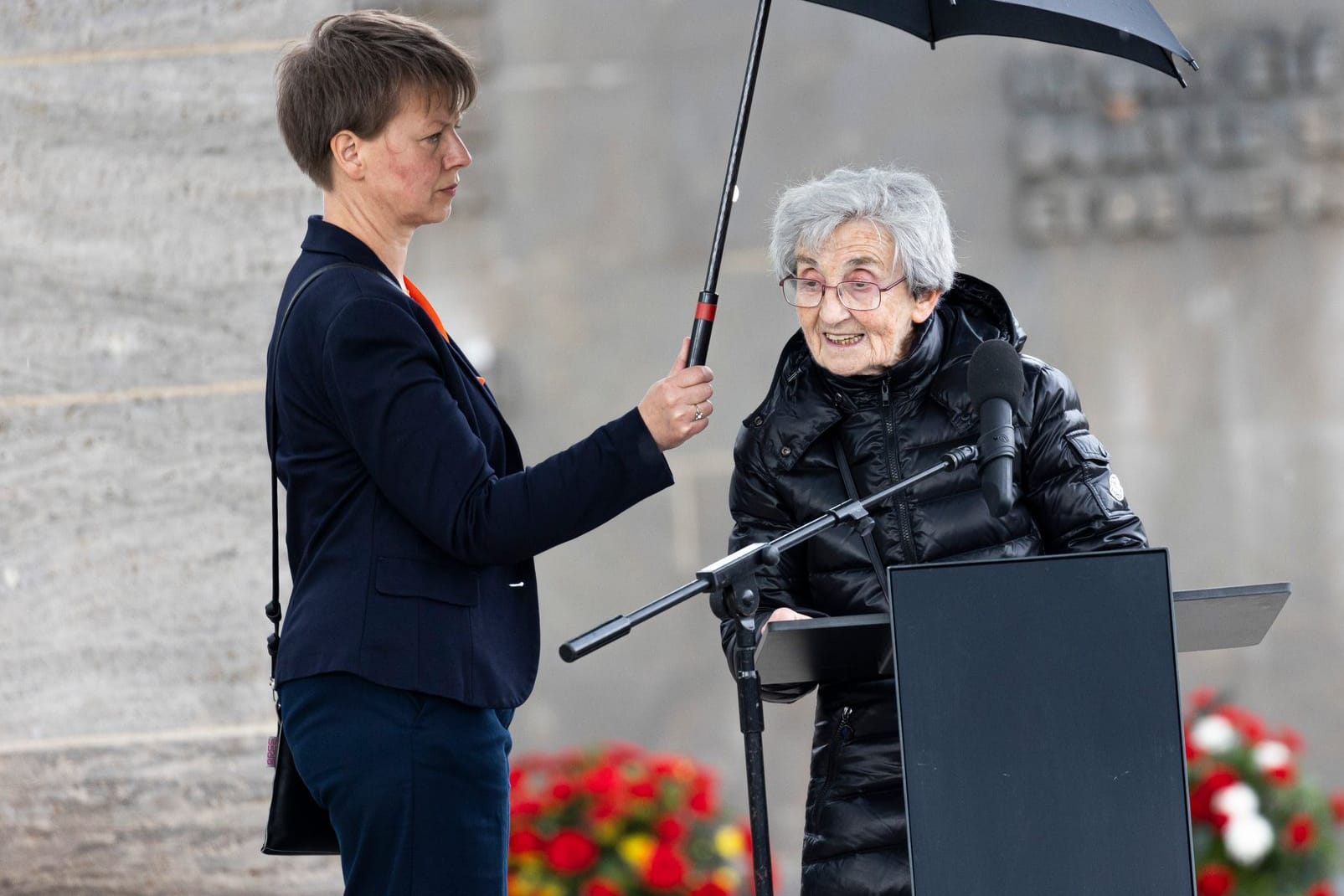 Janine Marx-Moyse hält eine Rede in Bergen-Belsen: Die Französin hat das Konzentrationslager als Kind überlebt.