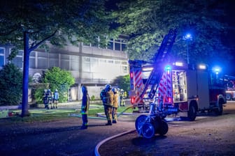 Feuerwehrleute überprüfen die Zugänge der Turnhalle des Gymnasiums in Borbeck:
