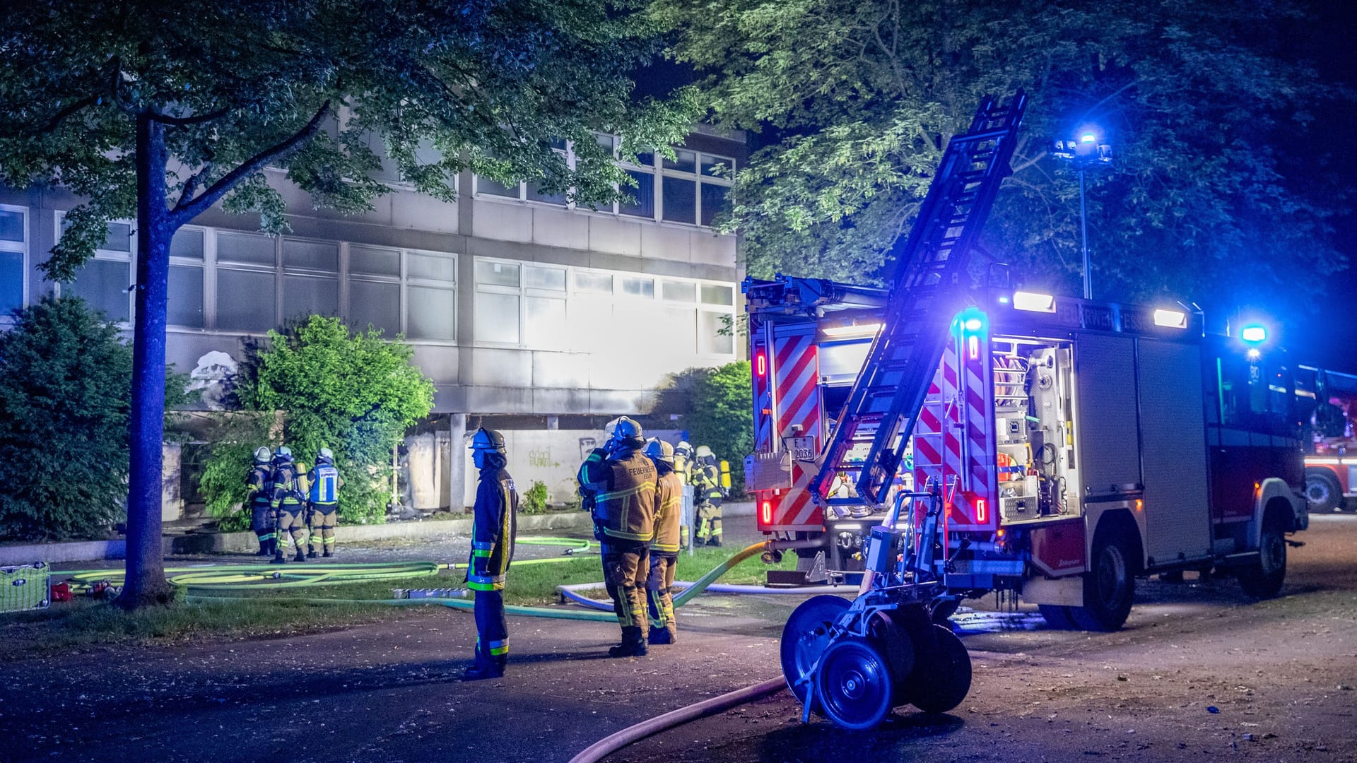 Feuerwehrleute überprüfen die Zugänge der Turnhalle des Gymnasiums in Borbeck: Feuerwehrleute überprüfen die Zugänge der Turnhalle des Gymnasiums in Borbeck:
