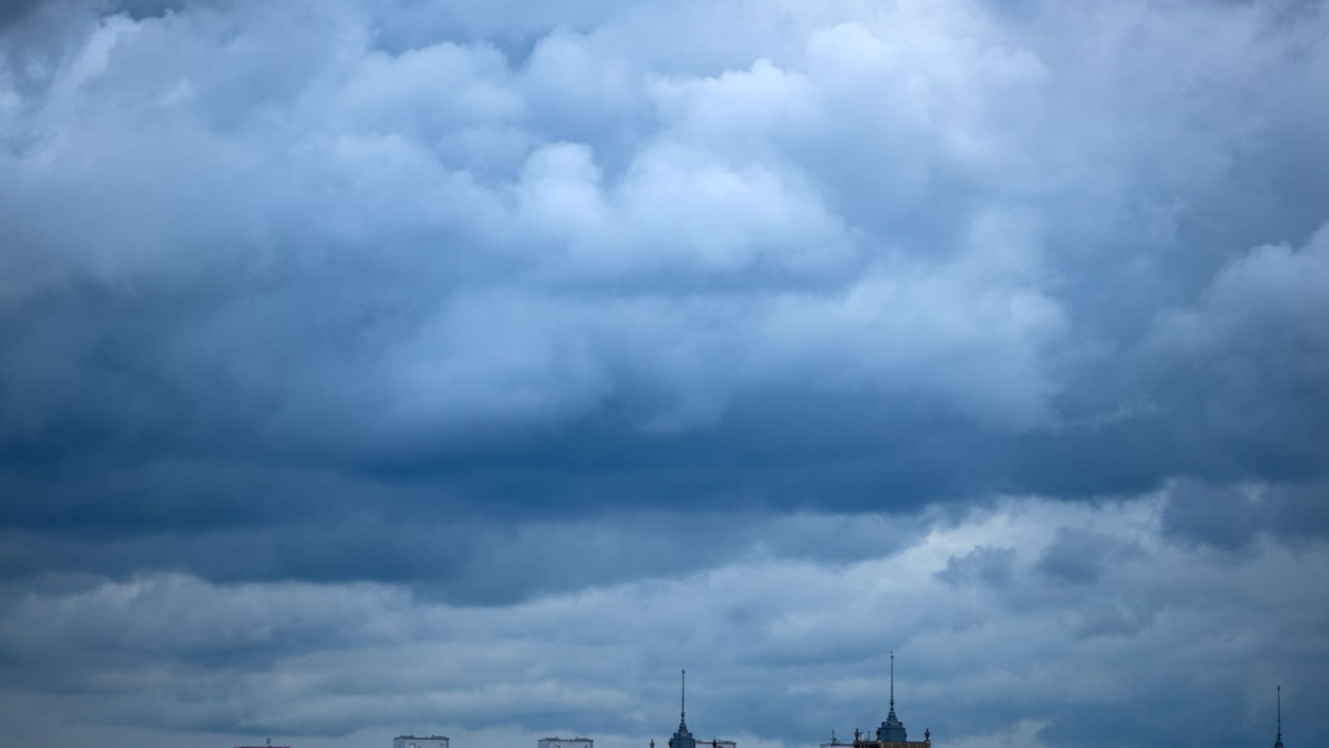 Dunkle Wolken ziehen über die Dresdner Neustadt