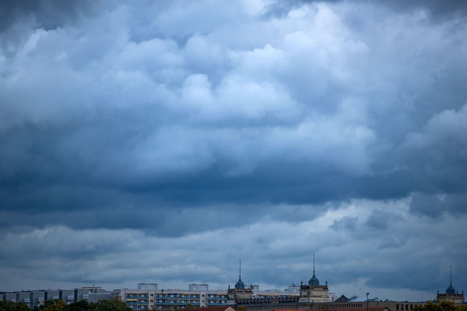 Dunkle Wolken ziehen über die Dresdner Neustadt