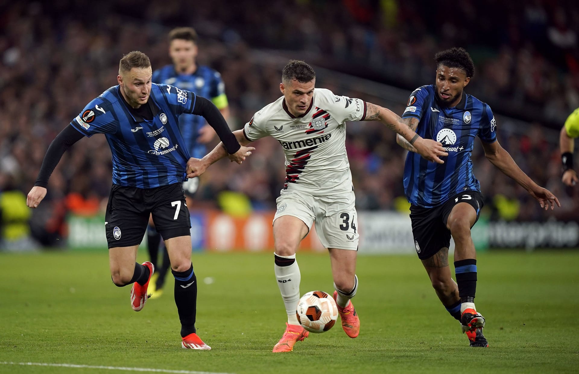 Granit Xhaka: Zeigte in Halbzeit eins sein wohl schlechtestes Spiel im Bayer-Trikot. Vor allem im Aufbauspiel mit ungewohnten Schwächen. Wie die gesamte Mannschaft wurde aber auch der Schweizer in Halbzeit zwei besser. Note 4