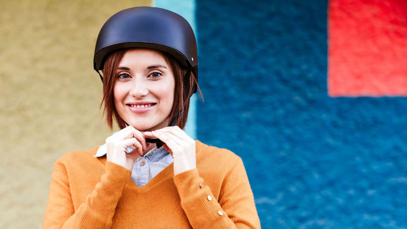 Für jeden Kopf der richtige Helm: Ein Fahrradhelm muss zur Kopfform passen und richtig eingestellt sein, damit er gut schützt und nicht drückt.
