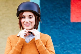 Für jeden Kopf der richtige Helm: Ein Fahrradhelm muss zur Kopfform passen und richtig eingestellt sein, damit er gut schützt und nicht drückt.