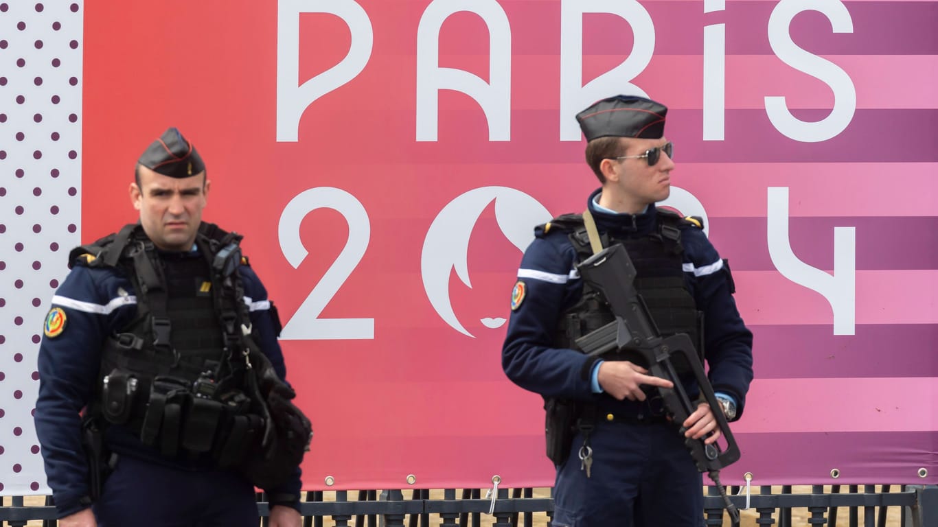 Bewaffnete Polizei in Paris (Archivbild): Die Sicherheitsvorkehrungen rundum die Olympischen Spiele sind hoch.
