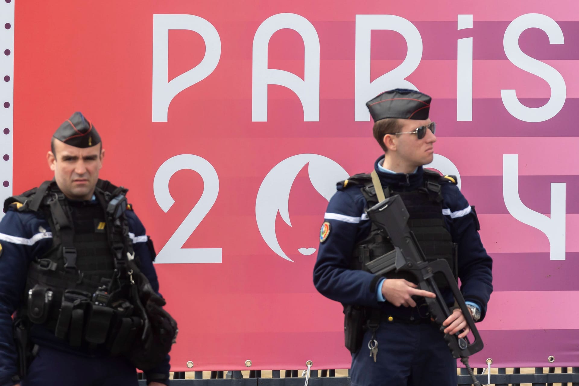 Bewaffnete Polizei in Paris (Archivbild): Die Sicherheitsvorkehrungen rundum die Olympischen Spiele sind hoch.