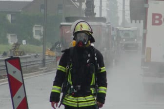 In voller Schutzmontur: Feuerwehrleute versuchen, das Leck zu beheben.