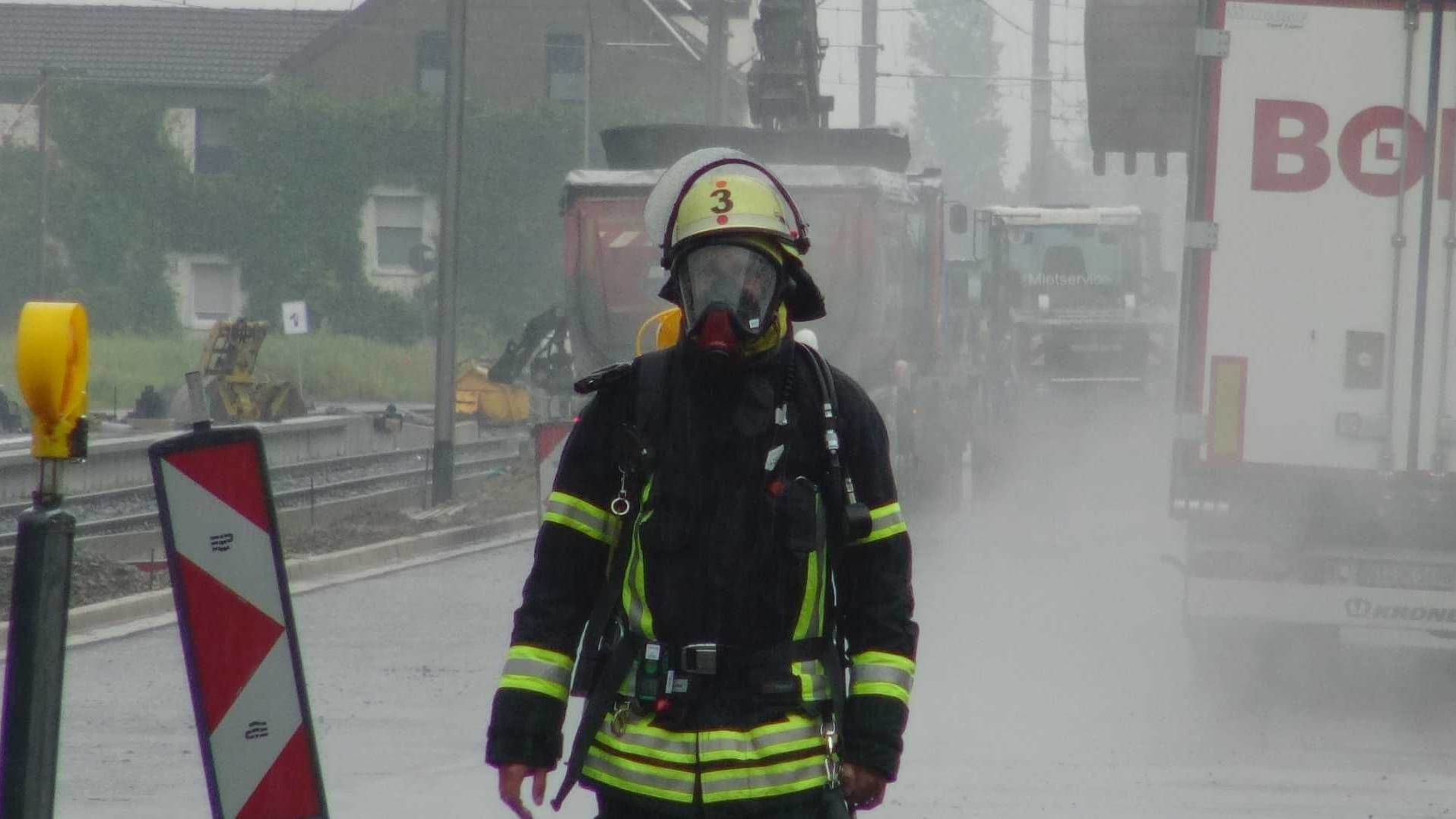 In voller Schutzmontur: Feuerwehrleute versuchen, das Leck zu beheben. In voller Schutzmontur: Feuerwehrleute versuchen, das Leck zu beheben.