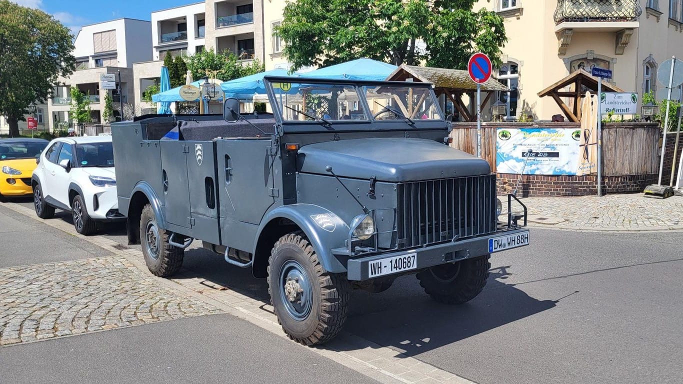 Klarer Bezug zum Dritten Reich: Das Nazi-Auto aus Dippoldiswalde fuhr am Vatertag durch Dresden.