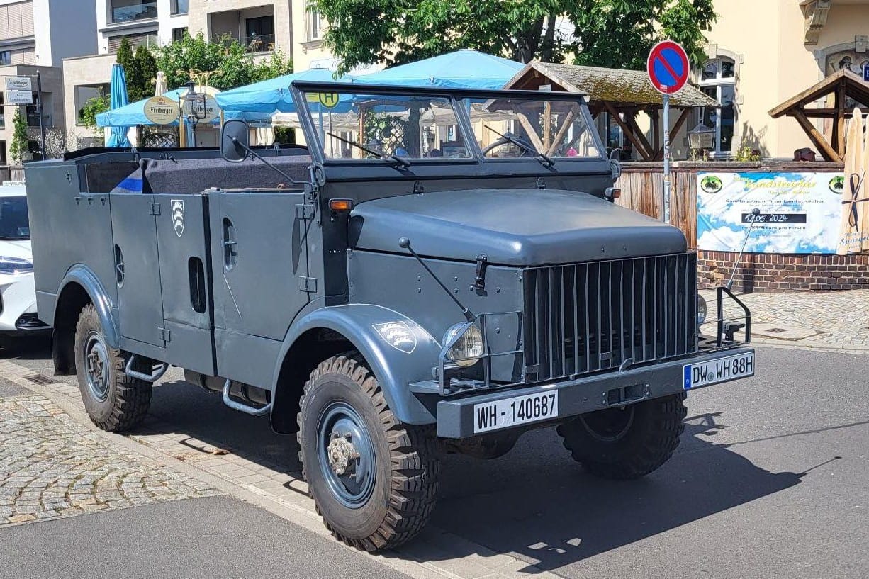 Klarer Bezug zum Dritten Reich: Das Nazi-Auto aus Dippoldiswalde fuhr am Vatertag durch Dresden.