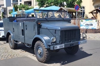 Klarer Bezug zum Dritten Reich: Das Nazi-Auto aus Dippoldiswalde fuhr am Vatertag durch Dresden.