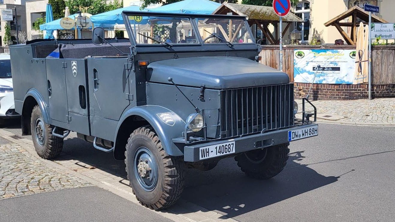 Klarer Bezug zum Dritten Reich: Das Nazi-Auto aus Dippoldiswalde fuhr am Vatertag durch Dresden.