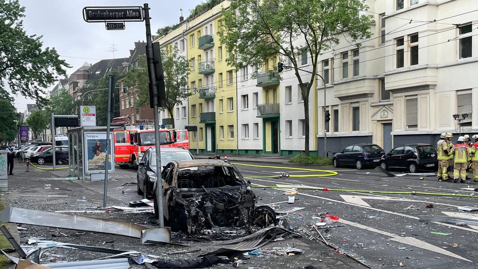 Ein verkohltes Auto: Nach der Explosion liegen die Trümmerteile auf der Straße.