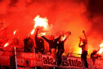 Fans des FC Bayern zünden beim Auswärtsspiel in Bremen Pyrotechnik (Archivbild): Eine Aktion, die bei der Abreise Konsequenzen hatte.