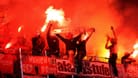 Fans des FC Bayern zünden beim Auswärtsspiel in Bremen Pyrotechnik (Archivbild): Eine Aktion, die bei der Abreise Konsequenzen hatte.