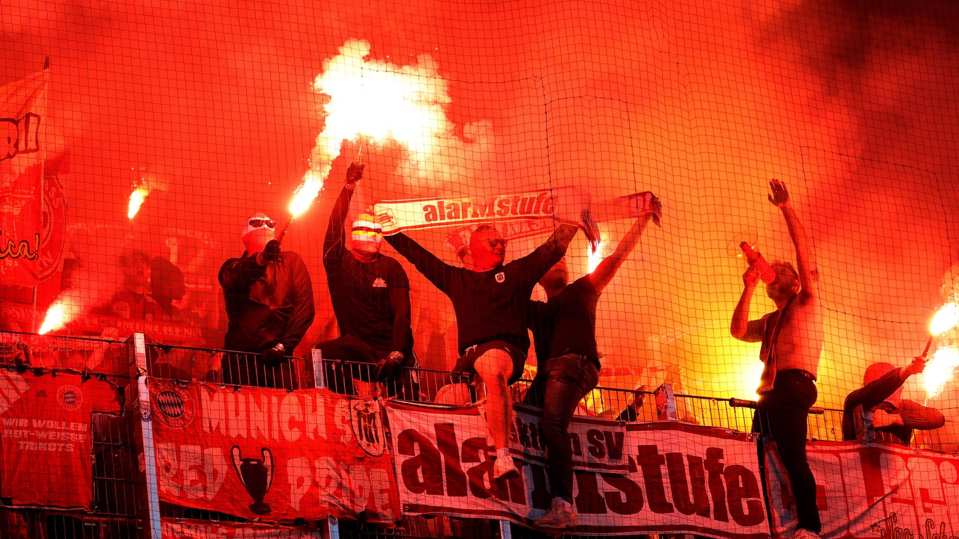 Fans des FC Bayern zünden beim Auswärtsspiel in Bremen Pyrotechnik (Archivbild): Eine Aktion, die bei der Abreise Konsequenzen hatte.