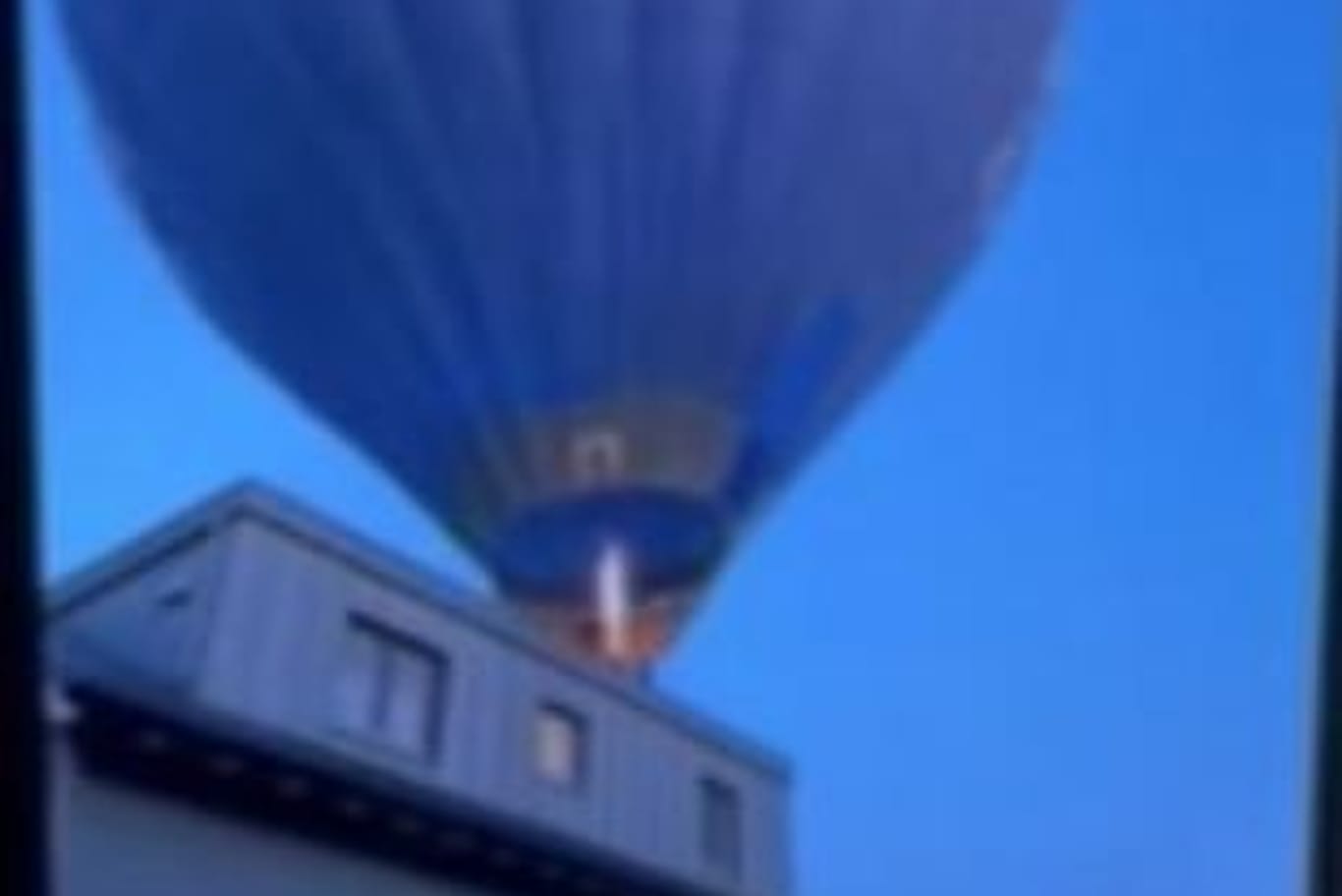 Hier streift der Heißluftballon das Hausdach.