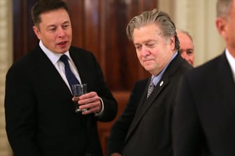 Elon Musk (links) spricht im Weißen Haus mit dem früheren Trump-Strategisten Steve Bannon (Archivbild): Bald könnte auch Musk eine Beraterrolle einnehmen.