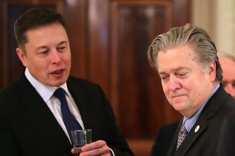 Elon Musk (links) spricht im Weißen Haus mit dem früheren Trump-Strategisten Steve Bannon (Archivbild): Bald könnte auch Musk eine Beraterrolle einnehmen.