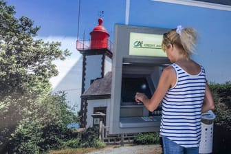 Frankreich: Wer hier Geld am Automaten zieht, muss nur eine geringe Gebühr zahlen.